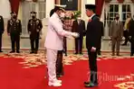 presiden-jokowi-memberi-selamat-kepada-yudo-margono-usai-pelantikan-sebagai-panglima-tni.jpg
