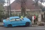 Terjadi-kecelakaan-di-Malang-Mobil-Sedan-BMW-menabrak-tiang-listrik.jpg