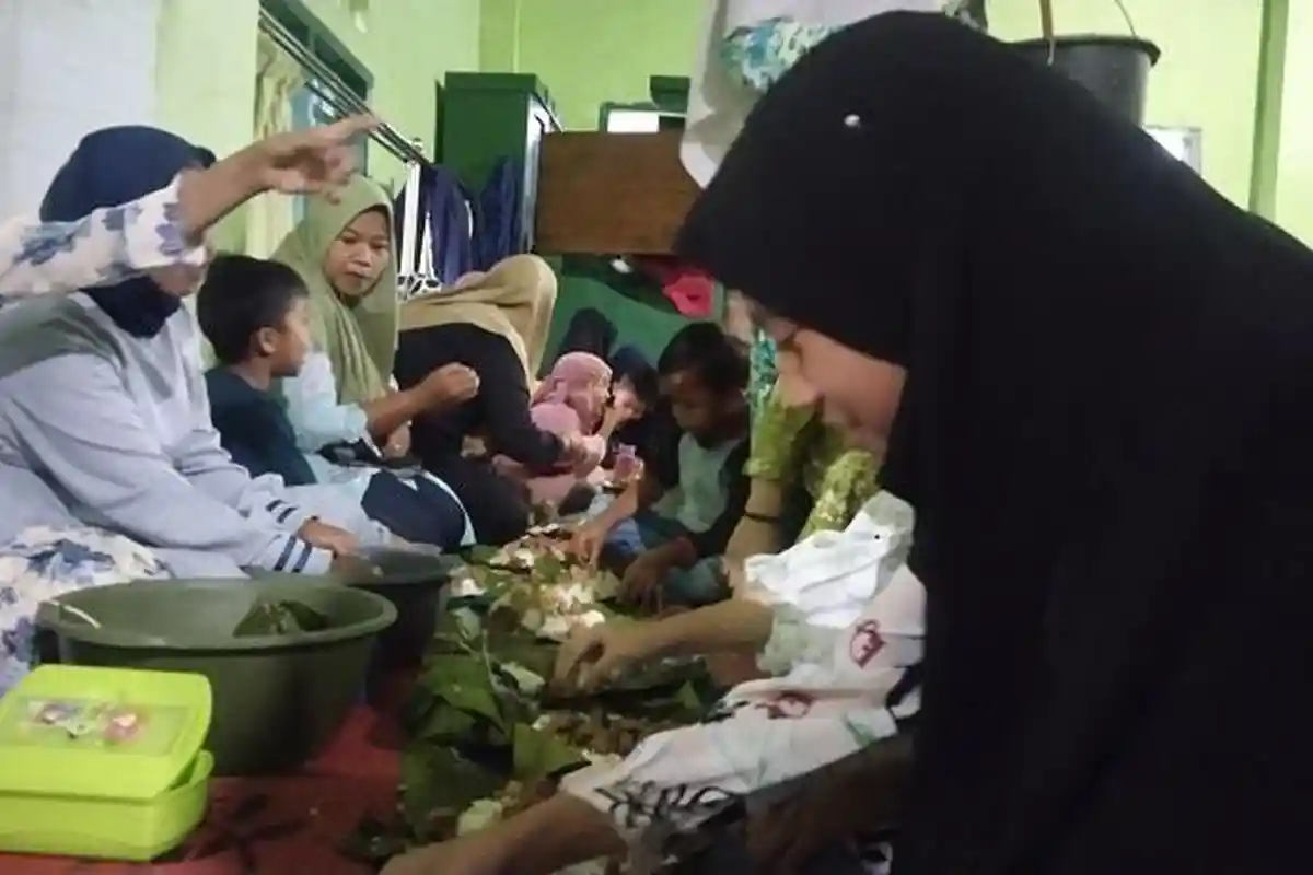 Uniknya Tradisi 'Makan Ka Padang' di Agam, Gulai Daging Kurban Dimakan Bersama 