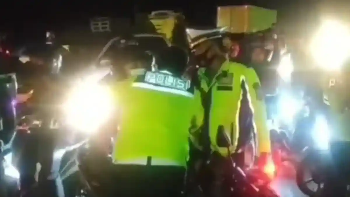 Polisi Peluk Pemudik yang Emosi Diminta Putar Balik: Dia Ingin Bertemu Anaknya, Saya Tahu Rasanya