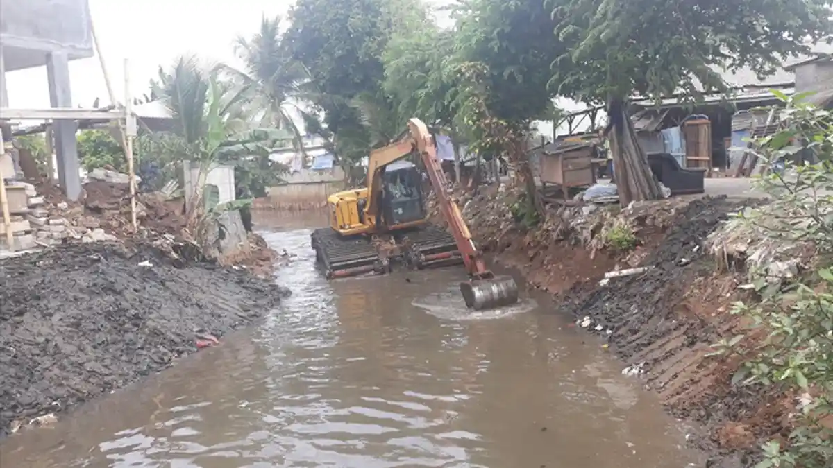 Tidak Terurus 10 Tahun, Anak Kali Pesanggarahan Dikeruk Sedalam 2 Meter
