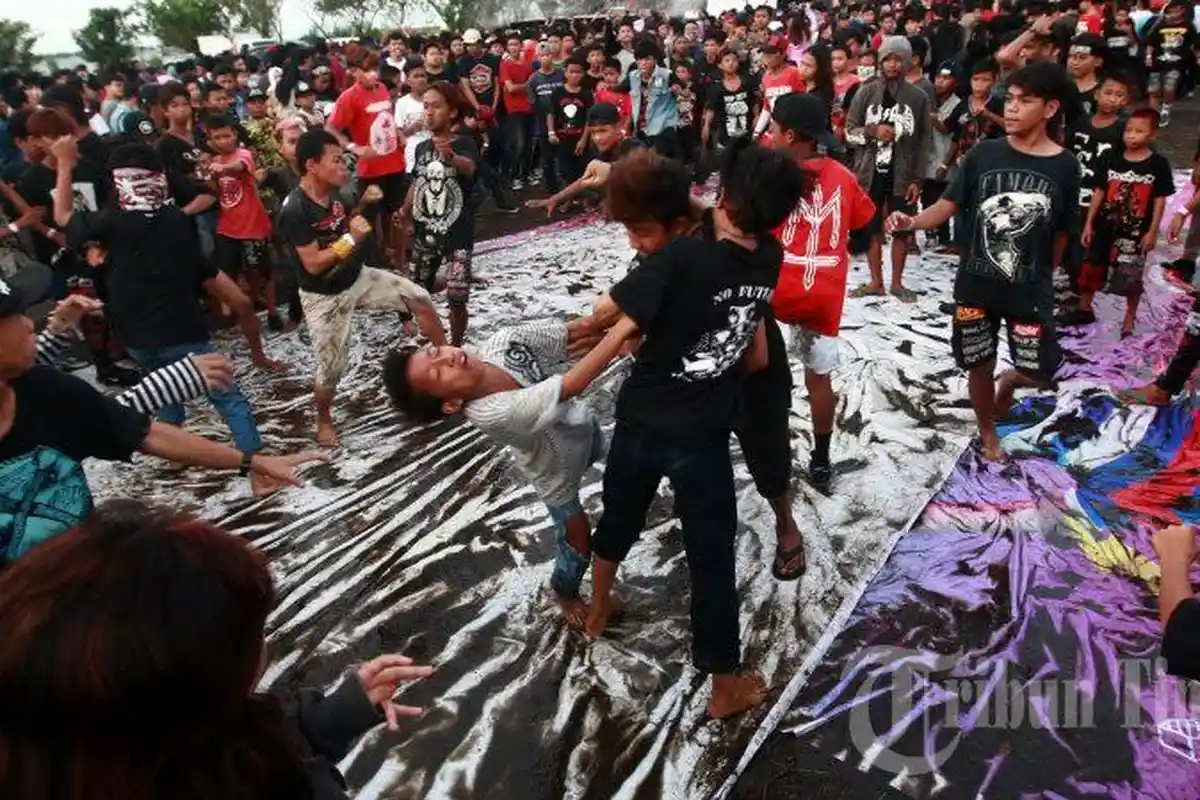 FOTO: Gaya Pogo Ala Musik Punk Rock di Icon Fest 2016 - anak-muda-melakukan-pogo-dance_20161205_001023.jpg