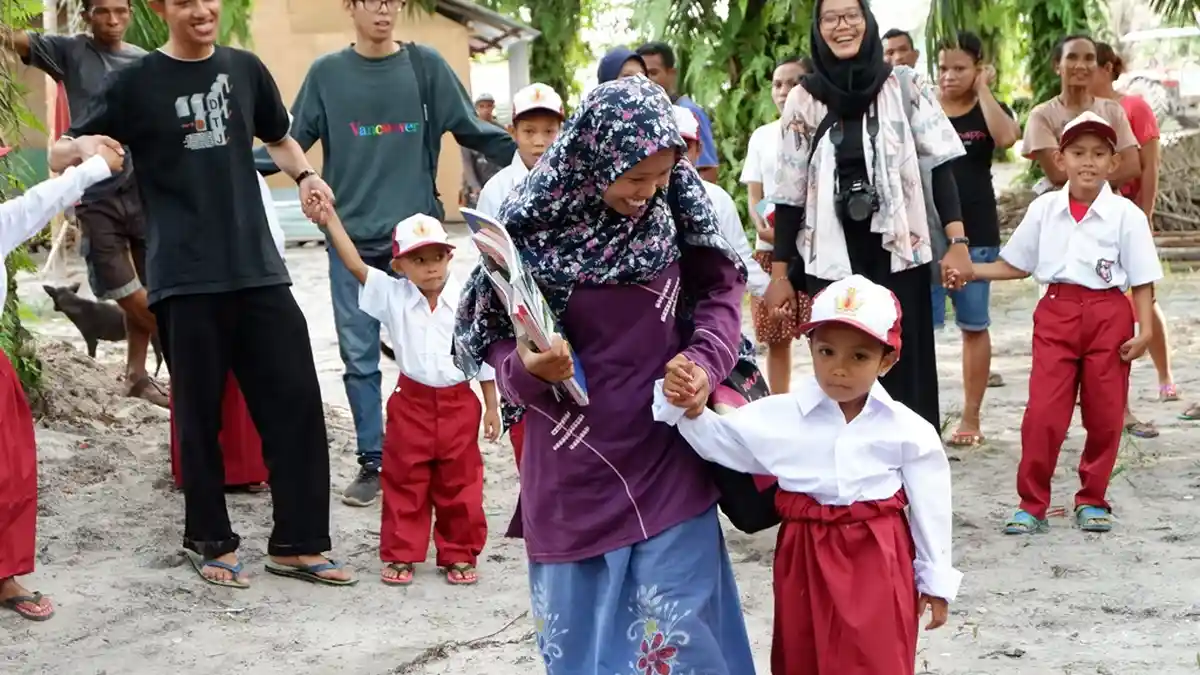 Menjadi Relawan, Bantu Tuntaskan Masalah Pendidikan Bangsa