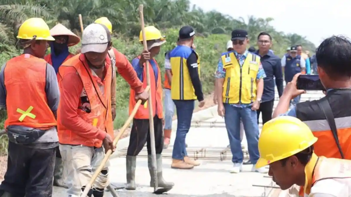 Pj Bupati Banyuasin Tinjau Progress Ruas Jalan TAA – Sri Meranti