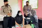 anggota-satlantas-polresta-mataram-mendampingi-penyuntikkan-vaksin-covid-19.jpg