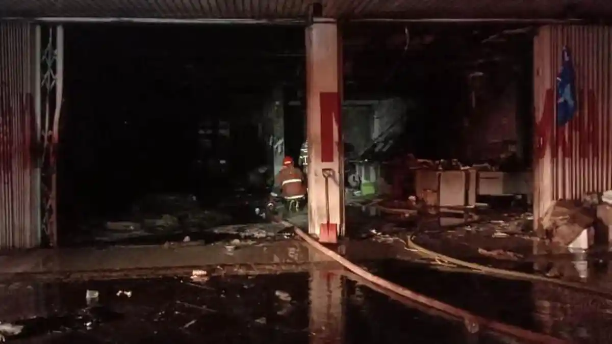 Kebakaran Gudang Toko Pecah Belah di Kota Malang, Damkar Hadapi Kendala Ini Saat Pemadaman