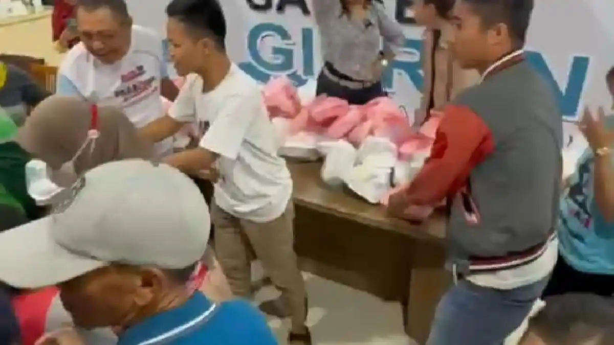 Sosialisasi Program Unggulan Prabowo-Gibran, Relawan Bolone Mase Jambi Bagikan Makan Siang Gratis