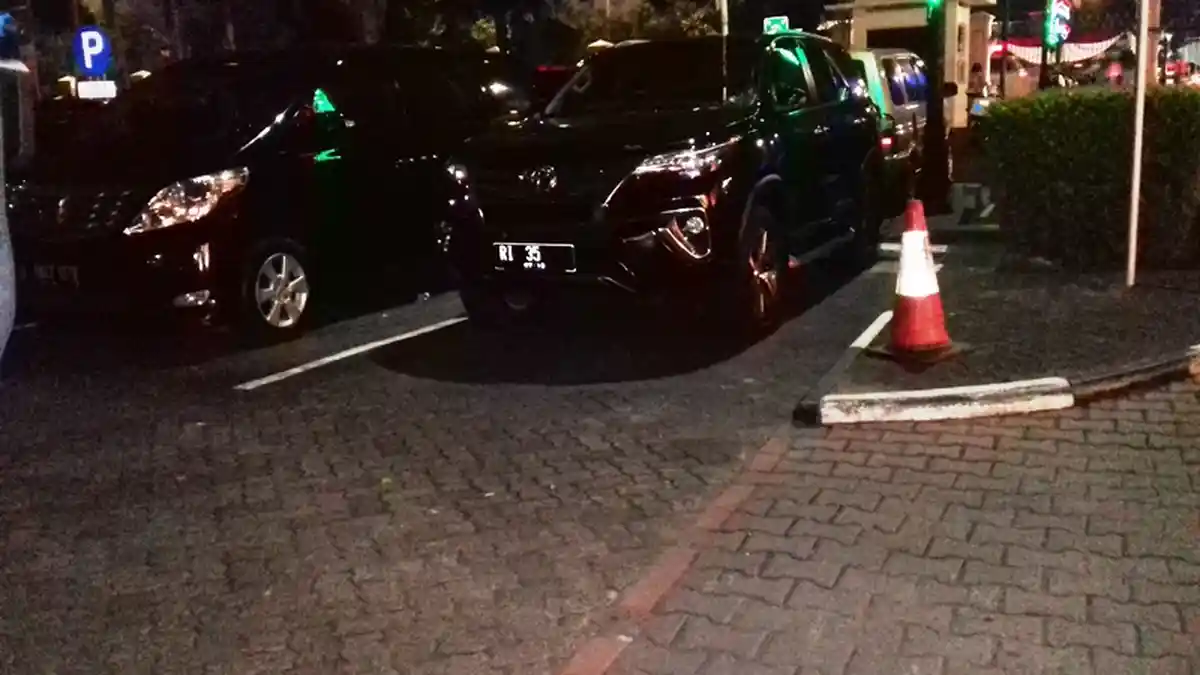 Malam-malam, Menteri dan sejumlah Pejabat Datangi Kantor Mensesneg