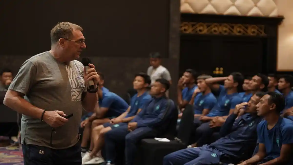 Persib Bandung Jelang Liga 1 2022-2023, Robert Albert Ajak Pemain Diskusi Soal Target