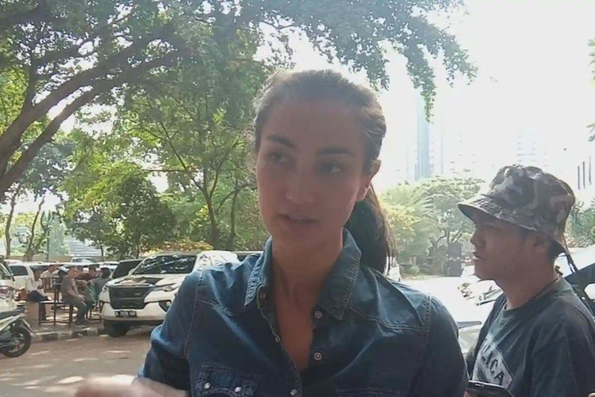 Bawa Tumpeng ke Rutan, Atiqah Hasiholan Rayakan Ulang Tahun Ratna Sarumpaet Tanpa Rio Dewanto