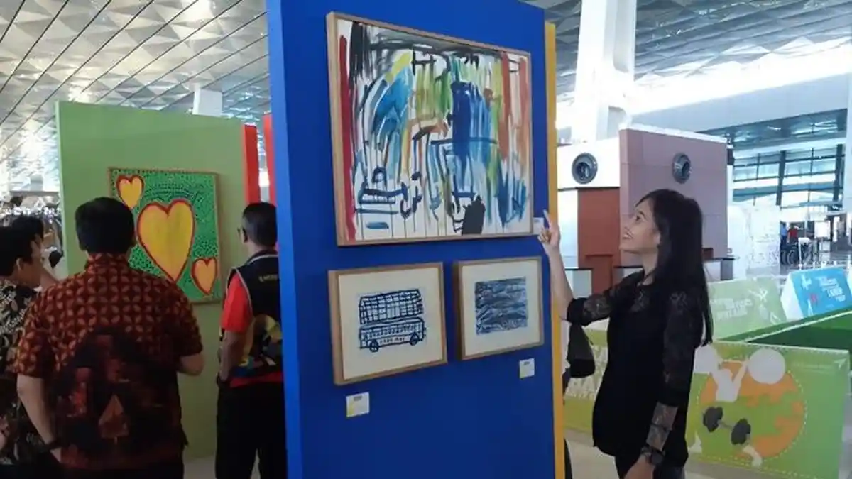Seni Rupa Karya Pasien dari 5 Rumah Sakit Jiwa Dipamerkan di Terminal 3 Bandara Soetta
