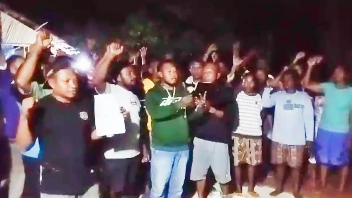 Pengelolaan Dana Desa Tak Transparan, Warga Wejim Timur Raja Ampat Bakar Kantor Kampung