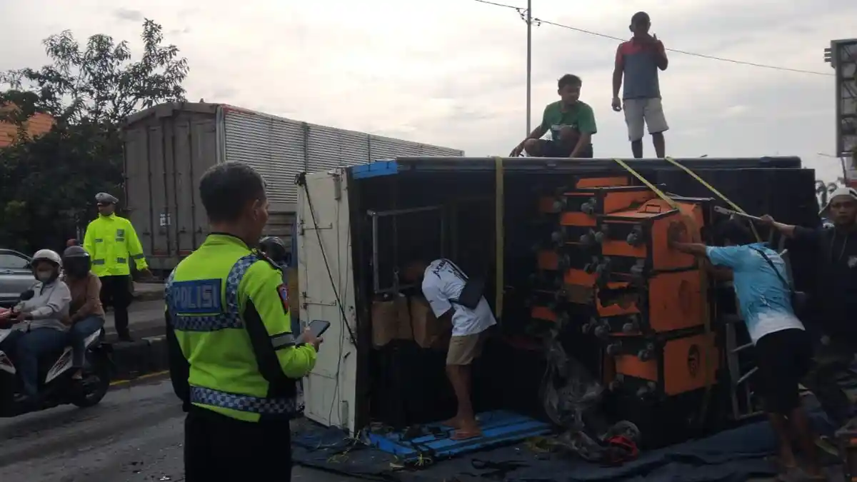 Hindari Tabrakan, Truk Muatan Sound System Terguling di Jalan Raya Lamongan–Gresik