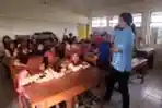 Andy F Noya Bagi Buku di SD Impres Gontang Makassar