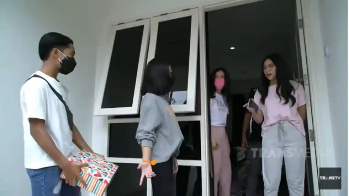 Betrand Peto Datang Berkunjung ke Rumah Bawa Hadiah, Anneth Kaget Buka Kado: 'Serem Amat'