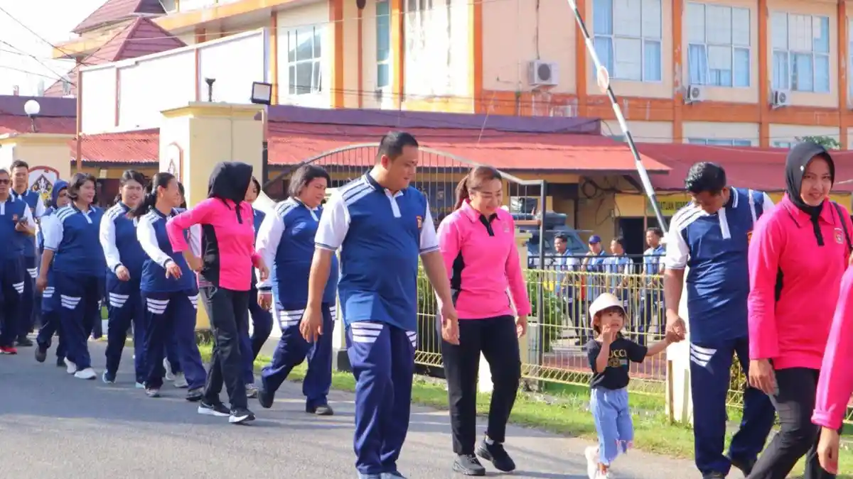 Kapolres Sintang Meriahkan Peringatan HKGB ke-72 dengan Jalan Sehat Bersama