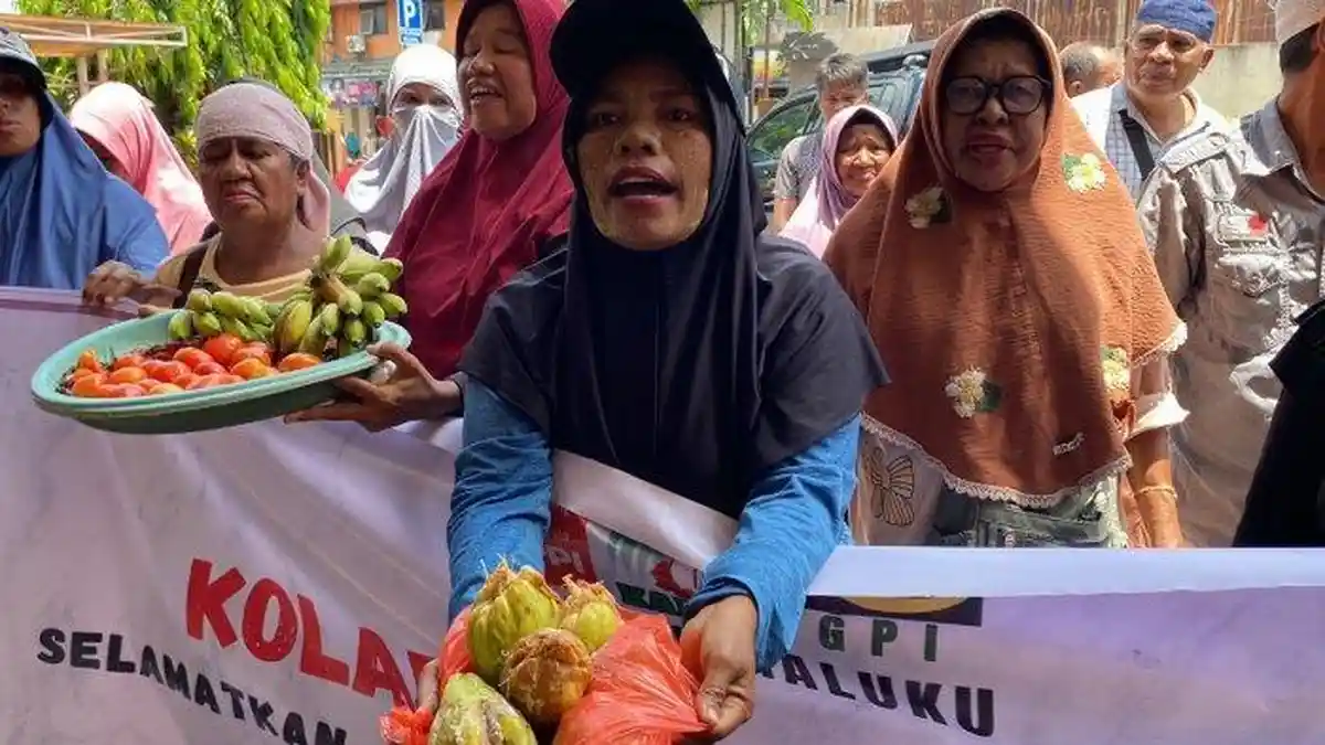 Pedagang Pasar Mardika Protes Keras Sambil Bawa Buah Busuk, Tuding Disperindag Tak Becus