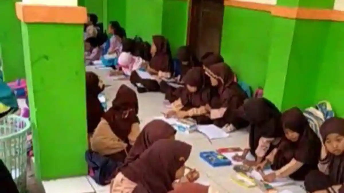 Siswa SDN Karang Rahayu 01 Belajar Di Luar Kelas Akibat Disegel Ahli Waris