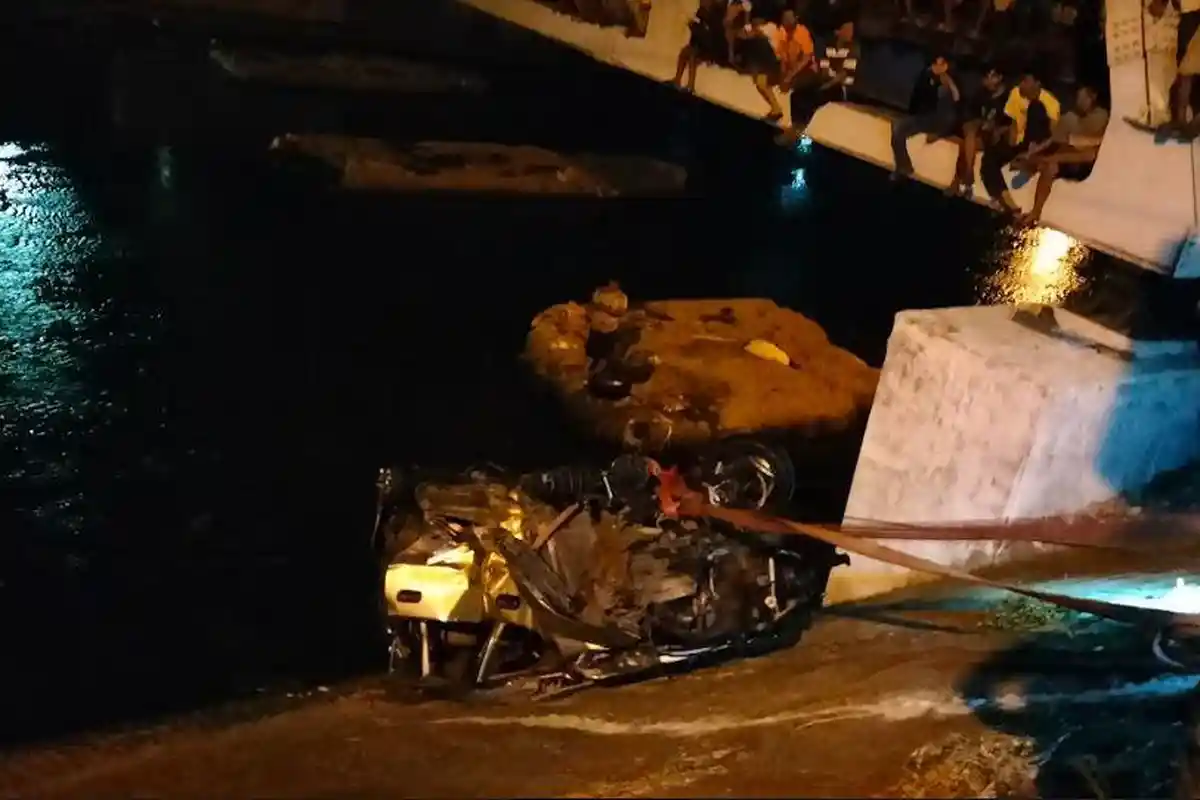 2 Roda Tampak Lepas, Kondisi Avanza Tertabrak Kereta Api di Padang saat Dievakuasi dari Banjir Kanal