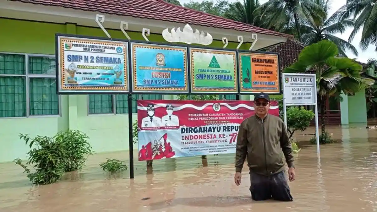 Breaking News, Pagar Tembok SMPN 2 Semaka Tanggamus Lampung Jebol Diterjang Banjir