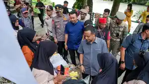 AIR-PANAS-PINCARA-Gubernur-Sulsel-Andi-Sudirman-Sulaiman-saat-menikmati.jpg