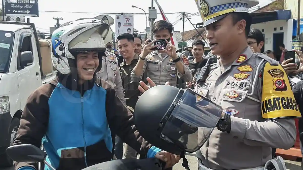 Helm Milik Pemotor di Tasikmalaya Diambil Polisi, Langsung Diganti Helm Baru