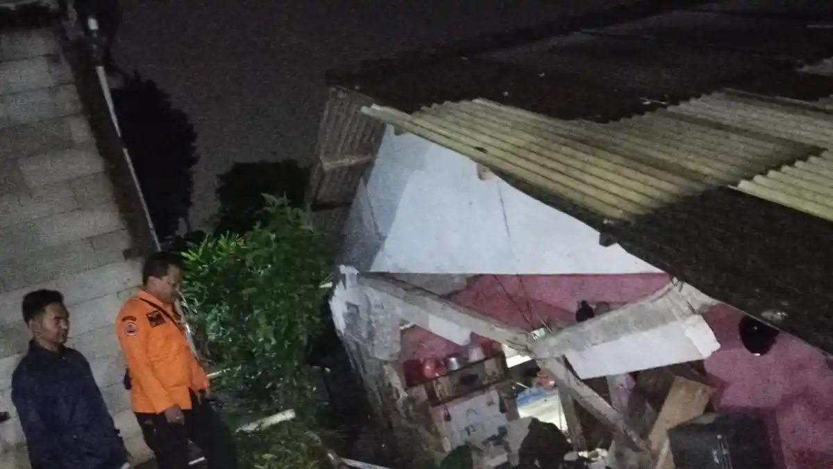 Cuaca Buruk, Dua Rumah Warga Cijeruk Kabupaten Bogor Rusak Diterjang Angin Kencang dan Longsor
