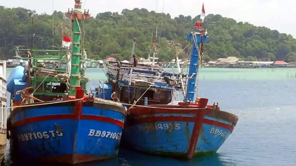 Kapal Nelayan Asing Berbendera Malaysia Termasuk 19 Awaknya Ditangkap