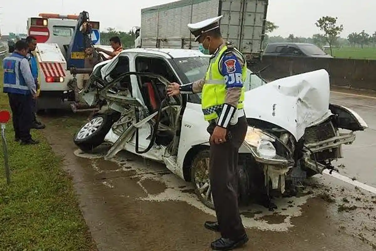 Kecelakaan Maut Tadi Pukul 13.30 WIB, Pengemudi Tewas Seketika, Suzuki Swift Menabrak Pembatas Tol