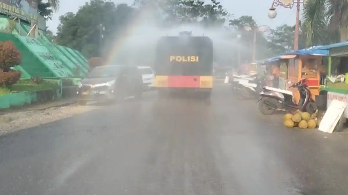 Prokes Makin Hari Makin Minim di Sarolangun, Polres Gunakan Water Cannon Semprot Desinfektan