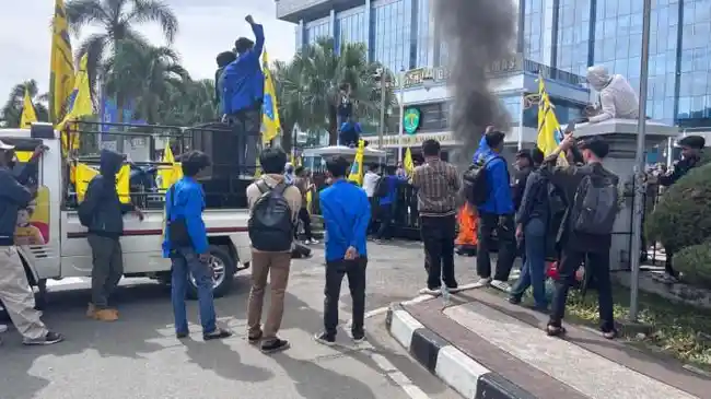 Ricuh, 4 Mahasiswa PMII Terluka Saat Demo di Kantor Gubernur Kaltim