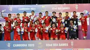 timnas-U22-Indonesia-berfoto-di-podium-juara-usai-meraih-medali-emas-SEA-Games-2023.jpg
