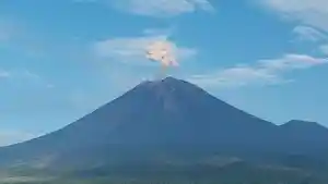 Gunung-Semeru-abu-vulkanik-hingga-setinggi-1-kilometer.jpg