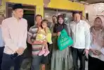 Bupati-Sidoarjo-Subandi-saat-melakukan-sidak-ke-rumah-korban-kebakaran-di-Sidoarjo-Jatim.jpg