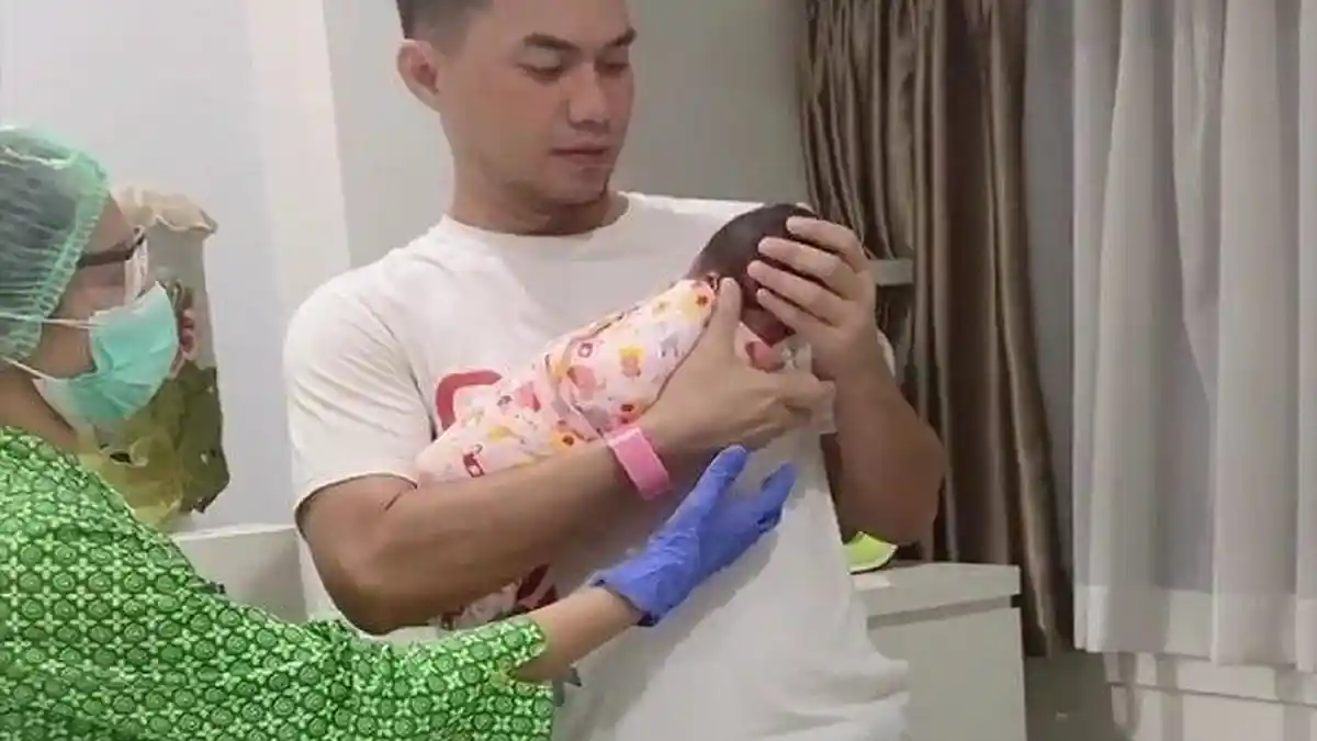 Sirajuddin Mahmud Sampai Tergeletak di Lantai Jaga Baby Utun Disorot
