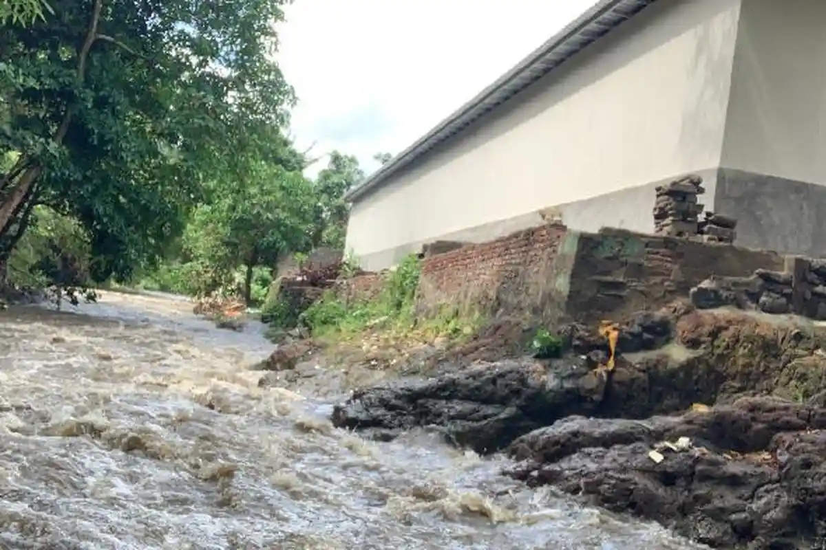 Was-was Hadapi Banjir, Warga di Lingkungan Pamotan Mataram Adakan Ronda