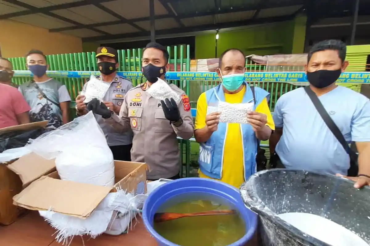 Tim Gabungan Gerebek Pabrik Pil Terlarang di Tasikmalaya, Tangkap 6 Tersangka dan Sita 700.000 Pil