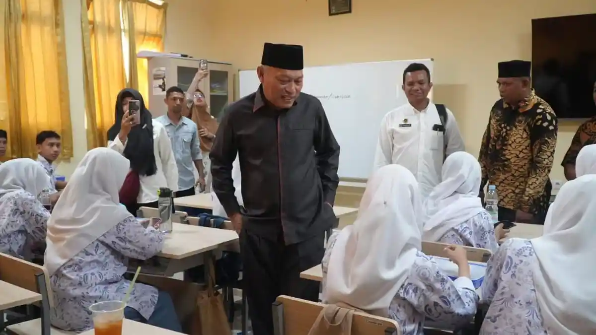 Pastikan Distribusi Lancar dan Steril di Sekolah, Wagub Maluku Utara Sarbin Sehe Tinjau Program MBG