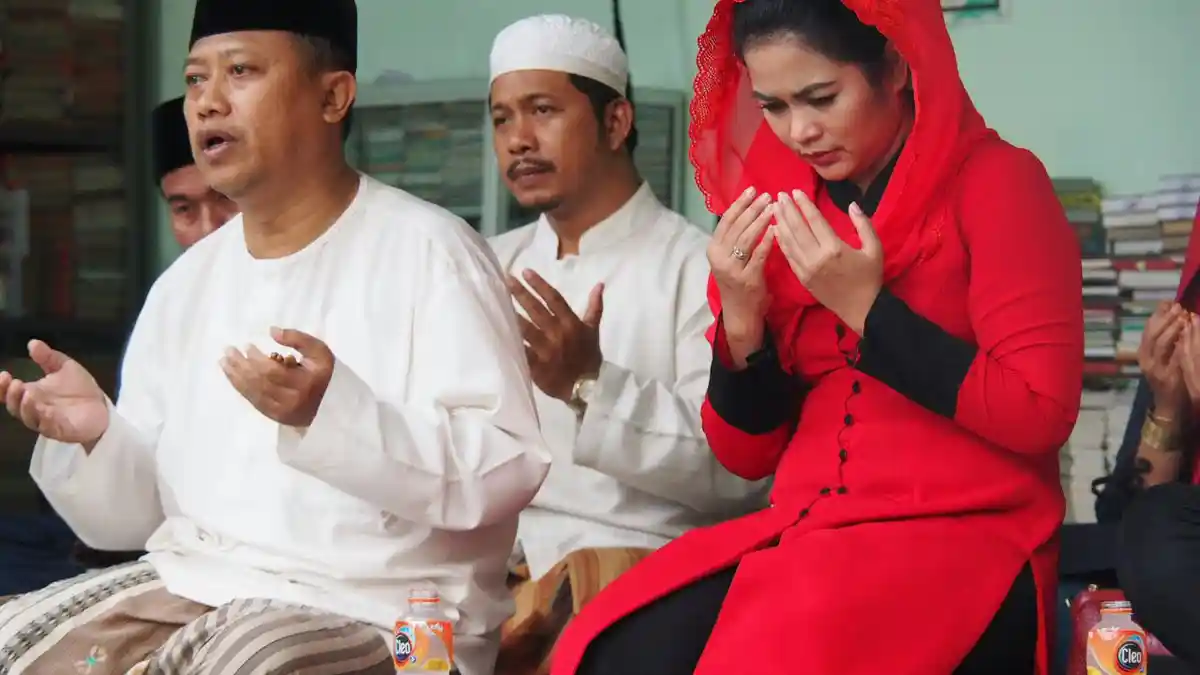 Saat Puti si Cucu Bung Karno Khusyuk Berziarah di Makam Sunan Ampel