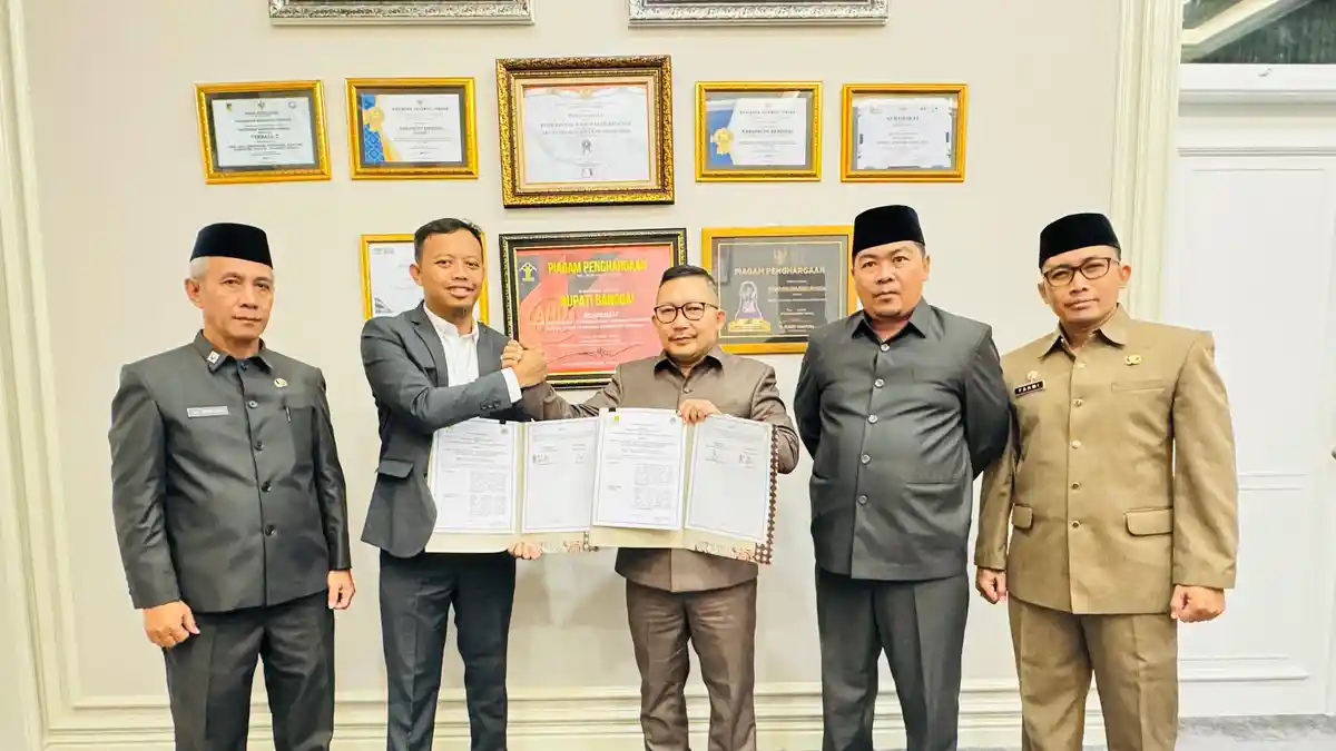 Optimalisasi PBJT, Pemkab Banggai dan PLN Luwuk Teken Perjanjian Kerja Sama
