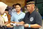 BERBAGI-KEBAHAGIAAN-Abah-Rokhmawan-saat-membagikan-santunan.jpg