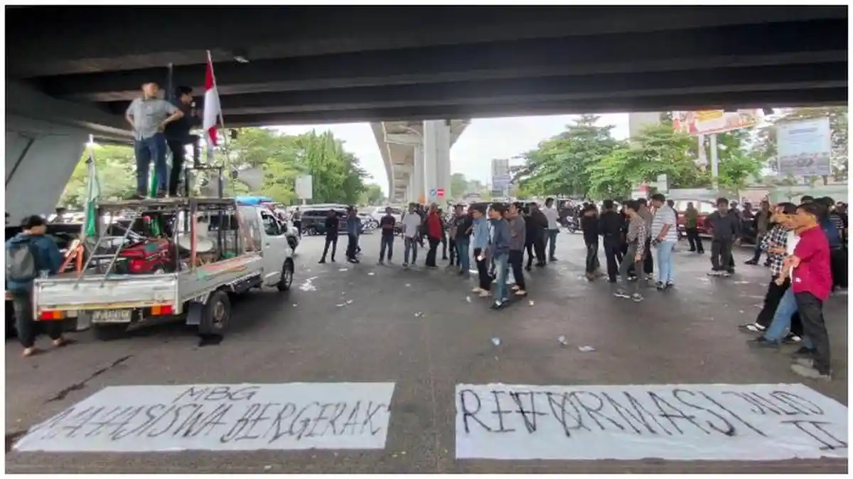 Demo di Makassar, Mahasiswa Desak Evaluasi Total Prabowo-Gibran, Soroti BBM hingga BGN