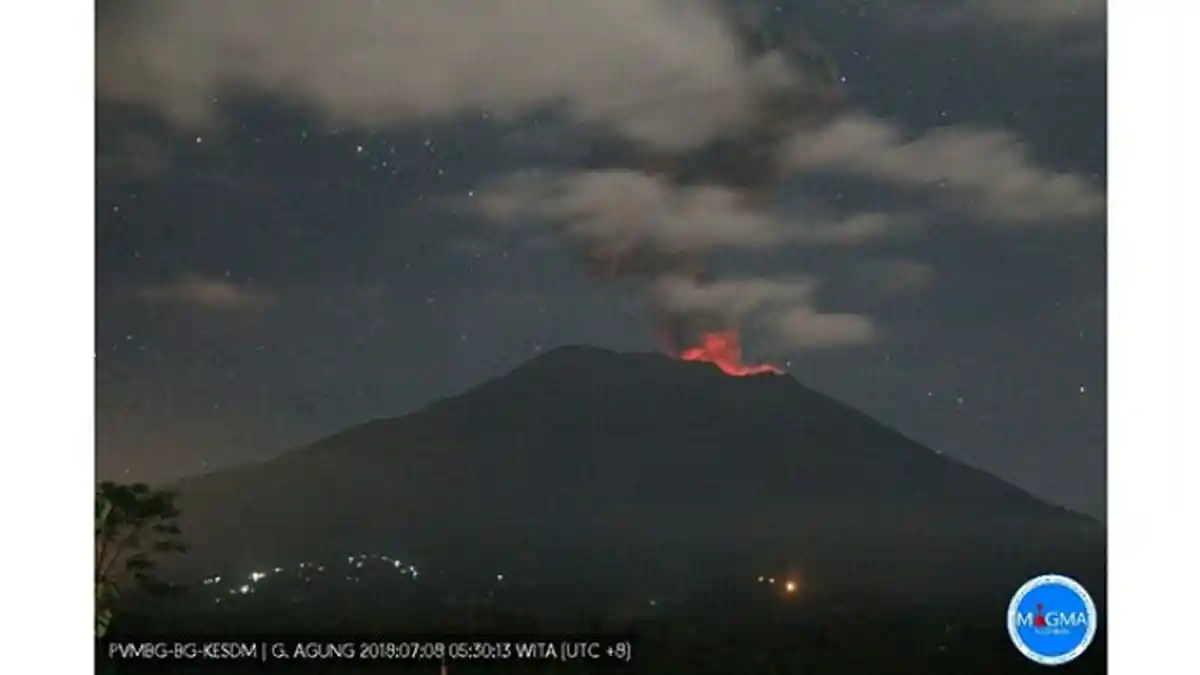 Minggu Pagi Gunung Agung Kembali Erupsi, Kolom Abu Mencapai 1.500 Meter