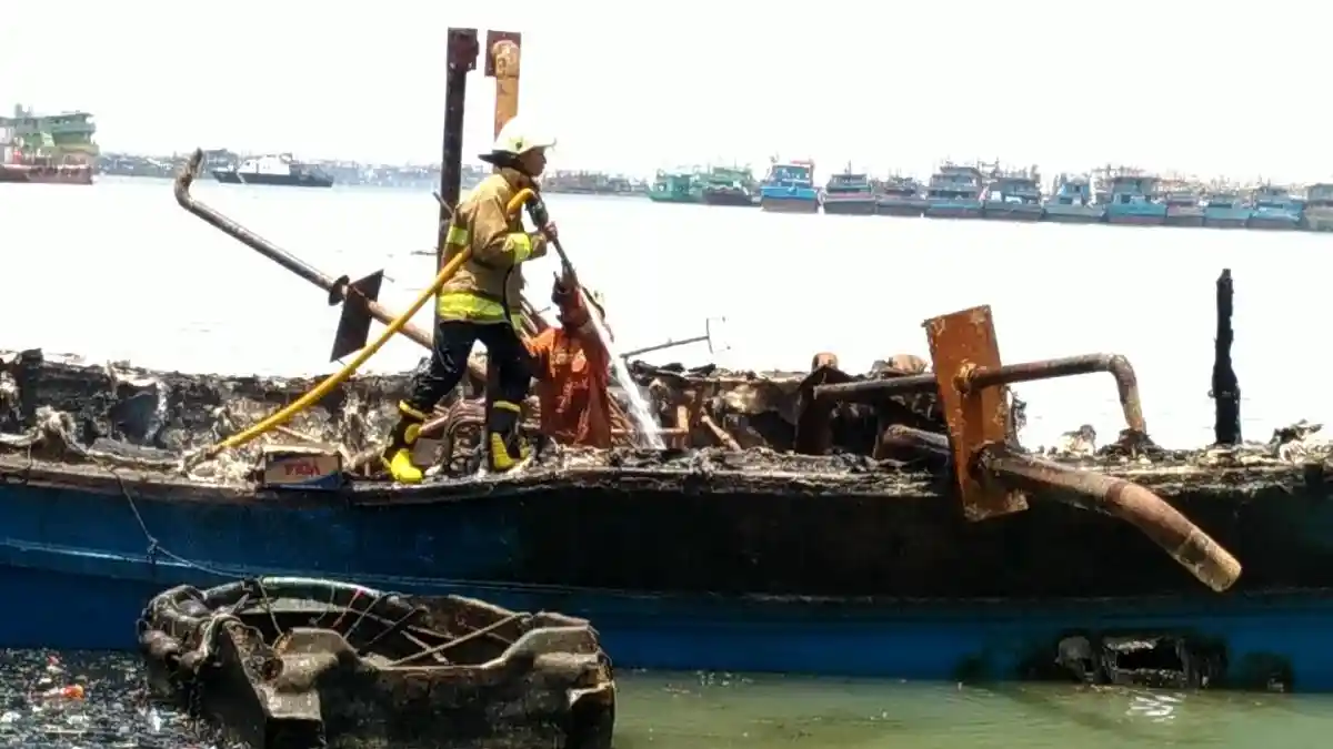 Kebakaran Puluhan Kapal di Muara Baru Dipicu Percikan Api Tukang Las yang Menyambar Bensin