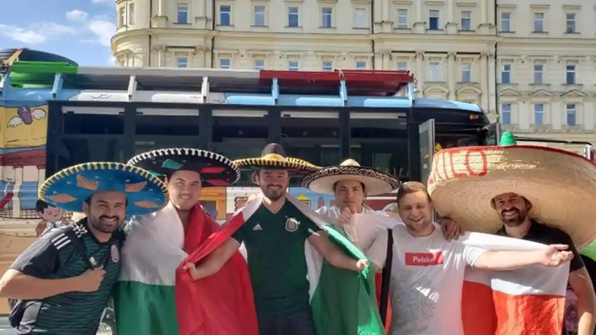 Dilarang Istri ke Rusia Nonton Piala Dunia, Teman-teman Pria Ini Punya Ide Kreatif