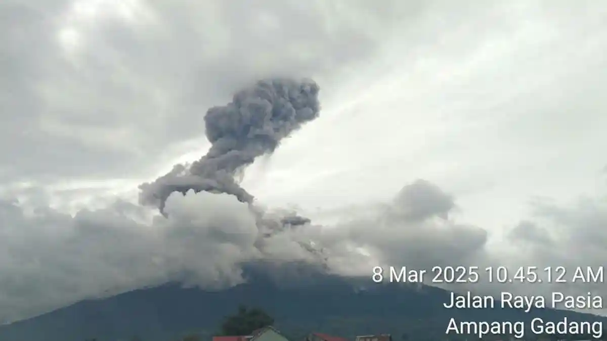 Gunung Marapi Sumbar Erupsi Sabtu Jelang Siang, Suara Dentuman Kejutan Warga: Bunyinya Cukup Kuat