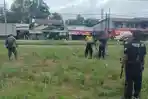 Sinergi TNI-Polri dan Pemerintah Tayan Hulu Bersihkan Lingkungan Puskesmas Sosok Sanggau