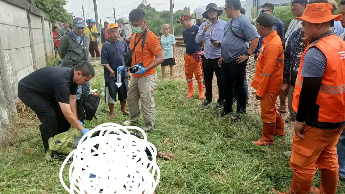 Pria Tewas Tergantung di Pinggir Rel Duren Sawit, Ternyata Seorang Guru