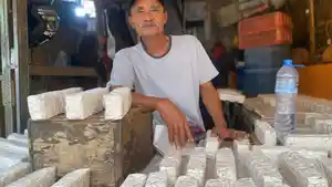 Penjual-tempe-di-Pasar-Ciroyom-Kota-Bandung-Dadan-45.jpg