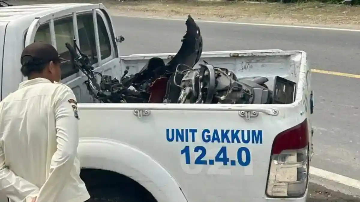Motor Matik Hancur Dihantam Minibus dengan Kecepatan Tinggi, Pengendara Tewas di Lokasi